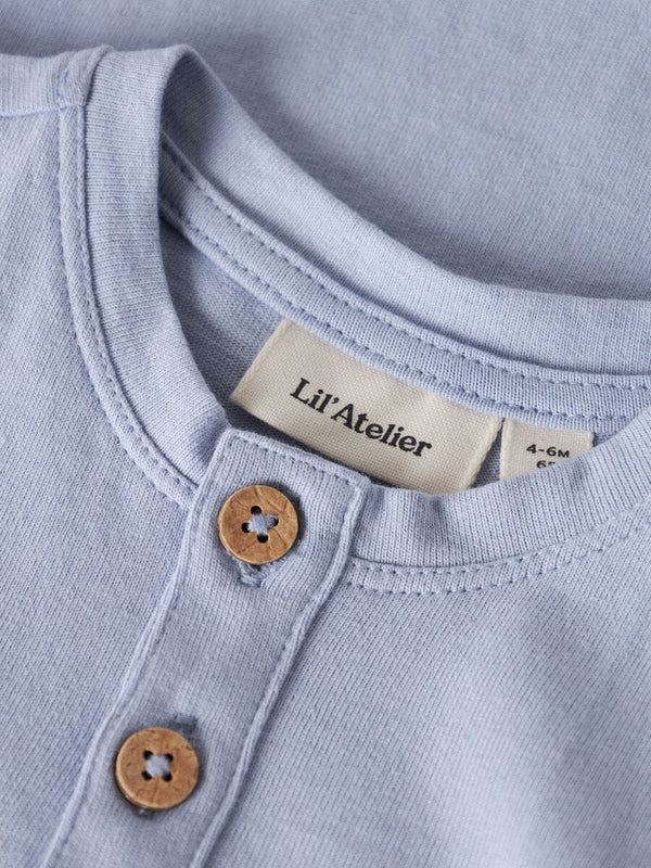 Lil Atelier Βρεφικά Φορμάκια Lil' Atelier Κοντομάνικο Φορμάκι από Οργανικό Βαμβάκι – Zen Blue