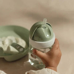 Little Dutch Βρεφικά & Παιδικά Ποτηράκια LITTLE DUTCH. Εκπαιδευτικό ποτηράκι με καλαμάκι 300ml Little Farm (απαλό πράσινο)