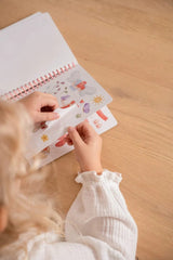 Little Dutch Βιβλία ζωγραφικής Little Dutch Παιδικό Βιβλίο με αυτοκόλλητα Dress me up Rosa & Friends 18x15cm 3+ ετών