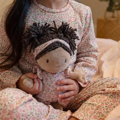 Little Dutch Παιδικές Κούκλες LITTLE DUTCH. Υφασμάτινο μωρό σε καλαθούνα Evi (30 εκ.)