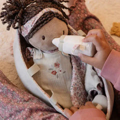 Little Dutch Παιδικές Κούκλες LITTLE DUTCH. Υφασμάτινο μωρό σε καλαθούνα Evi (30 εκ.)