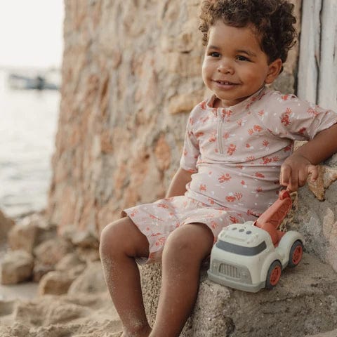 Little Dutch παιχνίδια θάλλασας LITTLE DUTCH Φορτηγάκι με ρυμουλκό Fresh Greens 17 εκ.