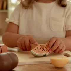 Little Dutch παιχνιδι ρολων LITTLE DUTCH. Ξύλινος δίσκος κοπής με φρούτα FSC