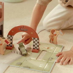 Little Dutch Παιχνίδια Δραστηριοτήτων Little Dutch Βαλιτσάκι παιχνιδιού με πίστα αγώνων FSC