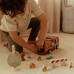 Little Dutch Αυτοκίνητάκια LITTLE DUTCH. Ξύλινο πυροσβεστικό όχημα με αξεσουάρ FSC