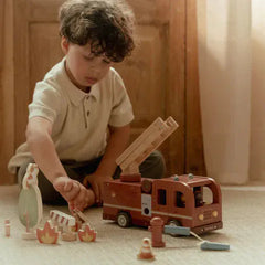 Little Dutch Αυτοκίνητάκια LITTLE DUTCH. Ξύλινο πυροσβεστικό όχημα με αξεσουάρ FSC