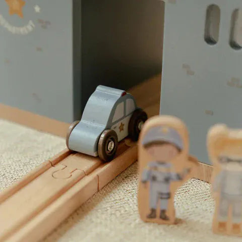 Little Dutch παιχνιδι ρολων LITTLE DUTCH. Ξύλινο αστυνομικό τμήμα με αξεσουάρ FSC