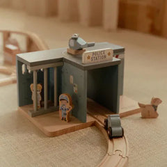 Little Dutch παιχνιδι ρολων LITTLE DUTCH. Ξύλινο αστυνομικό τμήμα με αξεσουάρ FSC