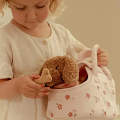 Little Dutch παιχνιδι ρολων LITTLE DUTCH. Υφασμάτινο σκυλάκι Jackie σε καλαθούνα GRS