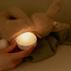 Little Dutch βρεφικά παιχνίδια LITTLE DUTCH. Υφασμάτινο κουνελάκι με φωτισμό, λευκούς ήχους & μουσική - επαναφορτιζόμενο