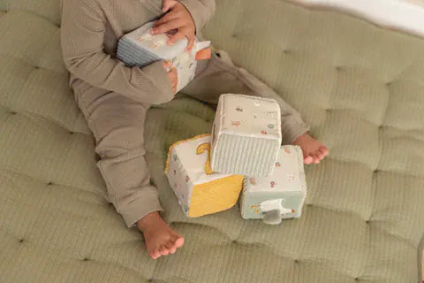 Little Dutch Βρεφικά Παιχνίδια Δραστηριοτήτων LITTLE DUTCH. Σετ παιχνιδιού με υφασμάτινους κύβους Little Farm