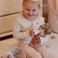 Little Dutch Παιδικές Κούκλες LITTLE DUTCH. Υφασμάτινο μωρό σε καλαθούνα Rosa (30 εκ.)