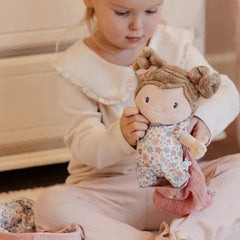 Little Dutch Παιδικές Κούκλες LITTLE DUTCH. Υφασμάτινο μωρό σε καλαθούνα Rosa (30 εκ.)