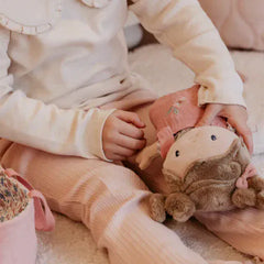 Little Dutch Παιδικές Κούκλες LITTLE DUTCH. Υφασμάτινο μωρό σε καλαθούνα Rosa (30 εκ.)