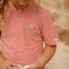 Little Dutch μαγιό LITTLE DUTCH. Μπλουζάκι κοντομάνικο με προστασία UV Sunny Flowers Rouge