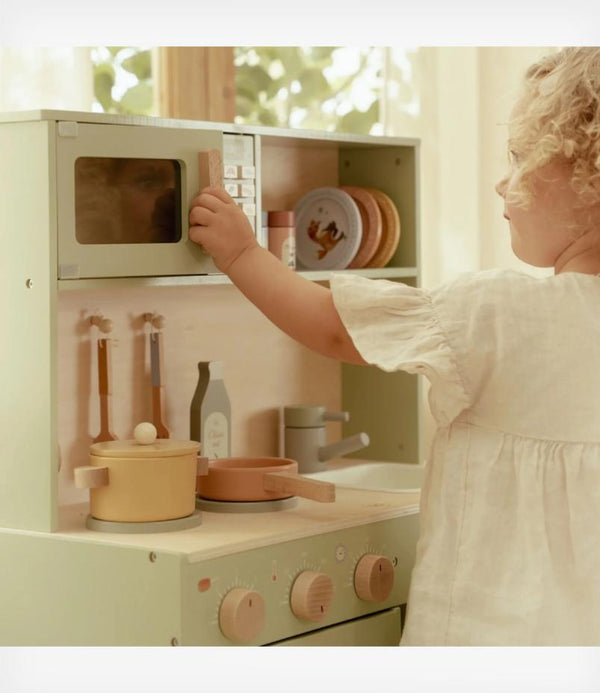 Little Dutch Ξύλινη κουζίνα με αξεσουάρ παιχνιδιού Μέντα FSC