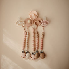Mushie κλιπ πιπίλας Κλιπ Σιλικόνης για Πιπίπλες Luna Blush – Mushie