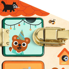 PICK A BOO Εκπαιδευτικά Παιχνίδια Djeco Eκπαιδευτικό Παιχνίδι Μαθαίνω να ανοιγοκλείνω κλειδαριές Σπιτάκι