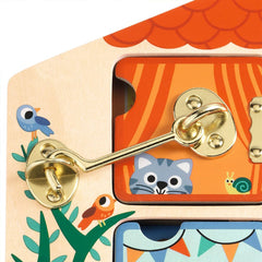 PICK A BOO Εκπαιδευτικά Παιχνίδια Djeco Eκπαιδευτικό Παιχνίδι Μαθαίνω να ανοιγοκλείνω κλειδαριές Σπιτάκι